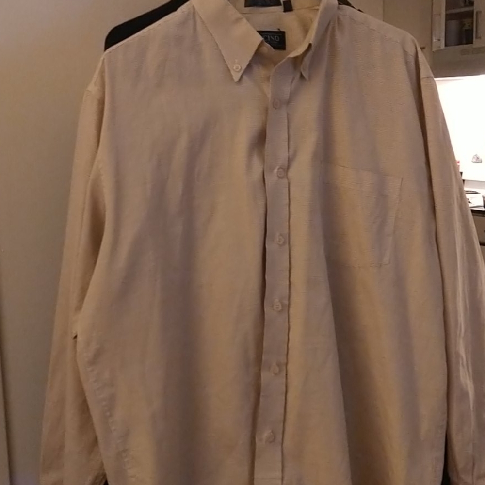 Long-sleeved buttoned-up